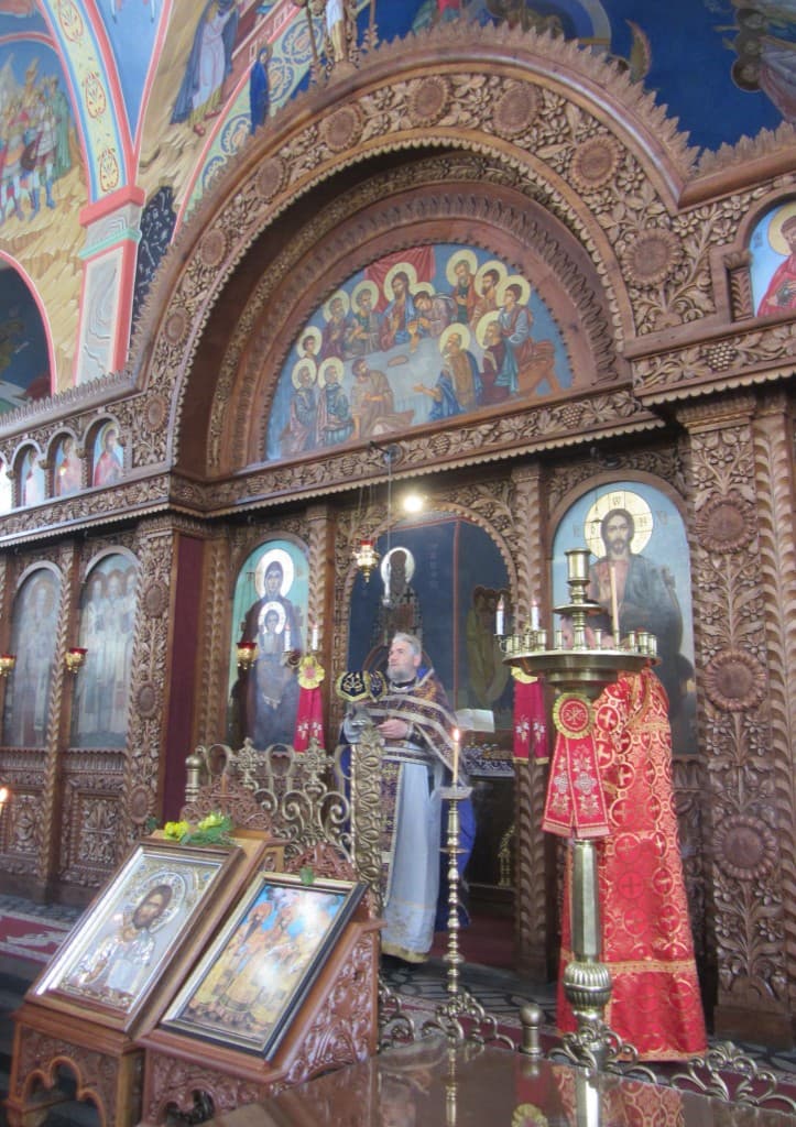 Иконостас и вътрешност на храм „Св. Три светители“