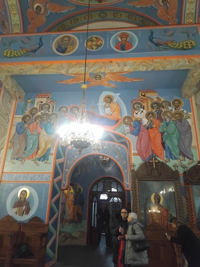 Икона и вътрешност на храм „Св. Три светители“