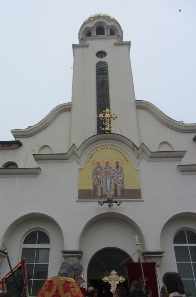 Фасадата на храм „Св. Три светители“ в Шумен